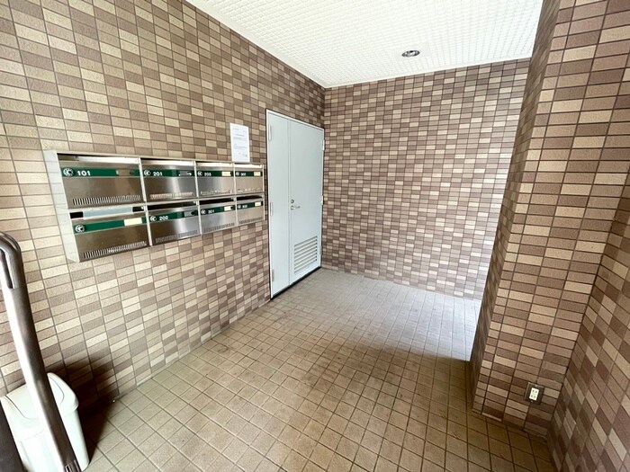 物件外観写真5　(エントランス部分)