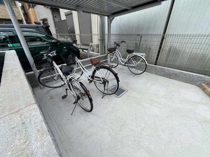 物件外観写真4　(駐輪場)