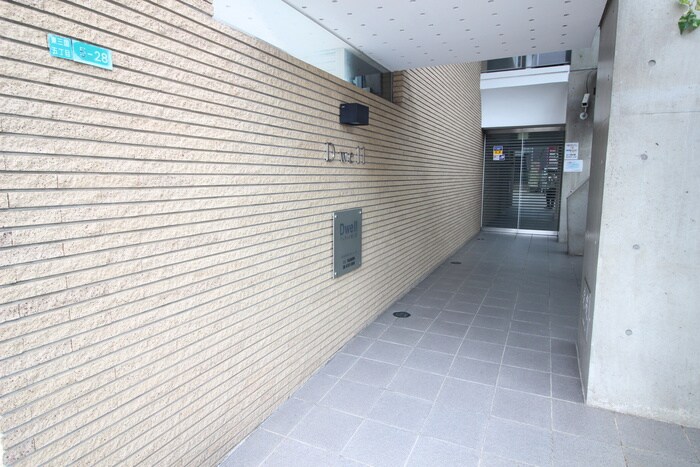 物件外観写真2　(エントランス部分)