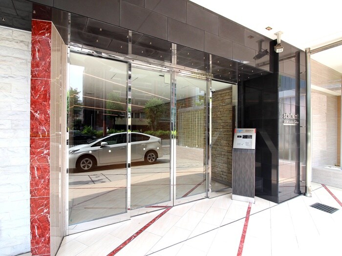 物件外観写真2　(エントランス部分)