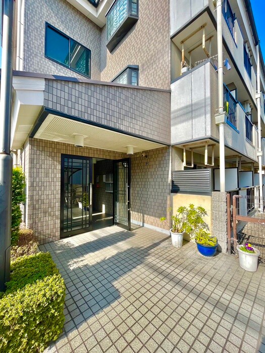 物件外観写真2　(エントランス部分)