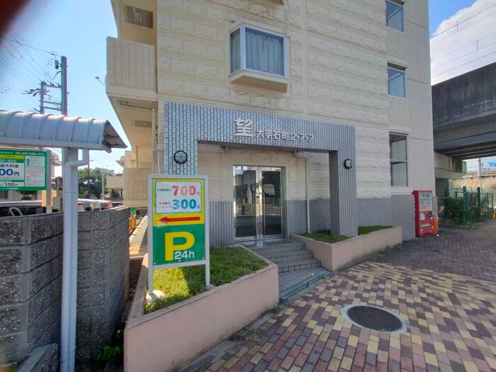 物件外観写真2　(エントランス部分)