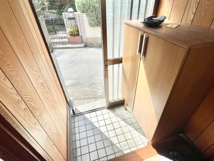 物件内観写真10　(玄関)