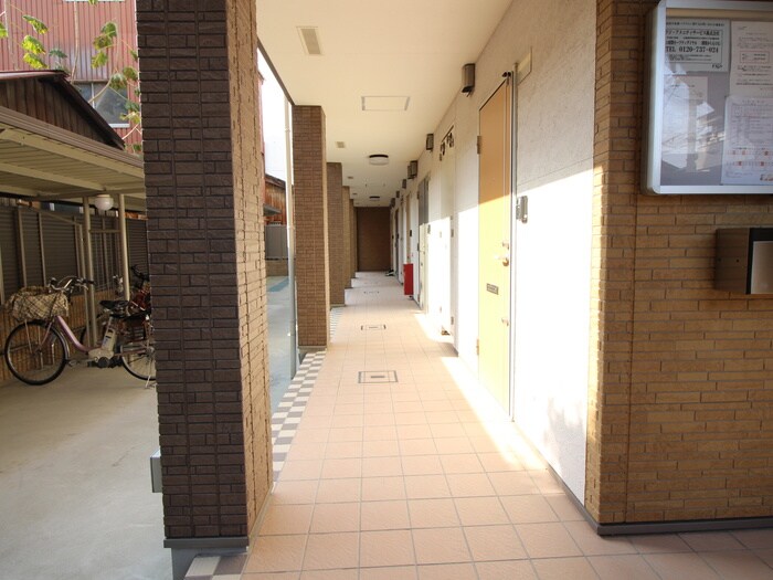 物件外観写真6　(エントランス部分)