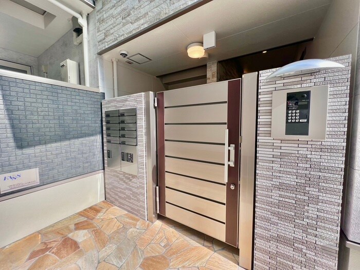 物件外観写真6　(エントランス部分)