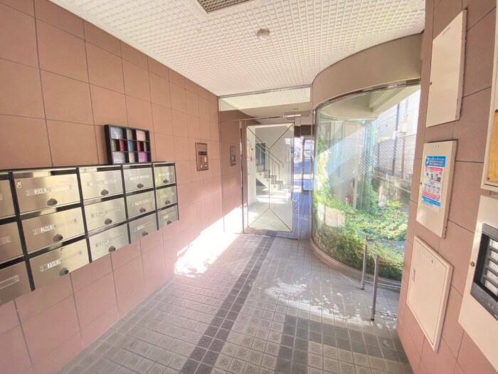 物件外観写真3　(エントランス部分)