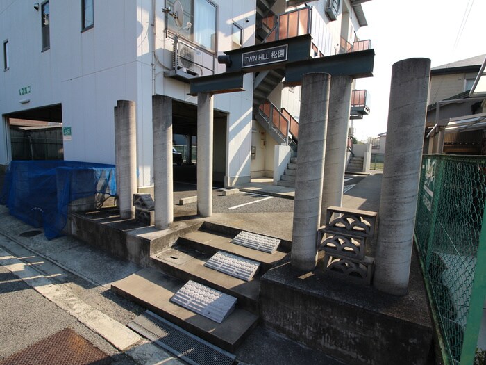 物件外観写真2　(エントランス部分)