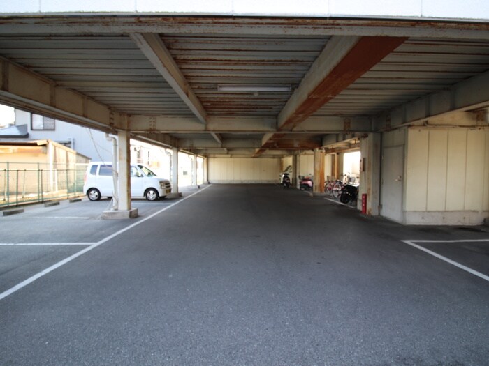 物件外観写真5　(駐車場)