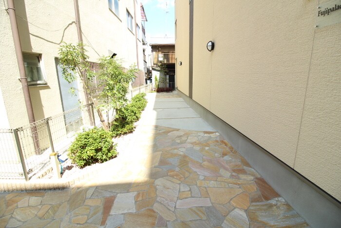 物件外観写真4　(エントランス部分)