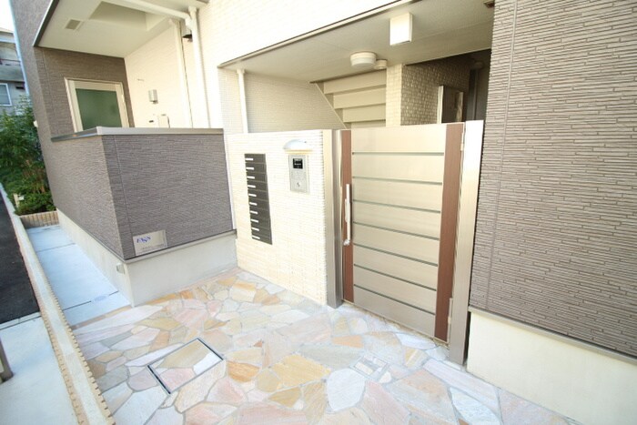 物件外観写真5　(エントランス部分)