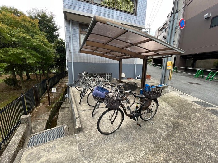 物件外観写真6　(駐輪場)