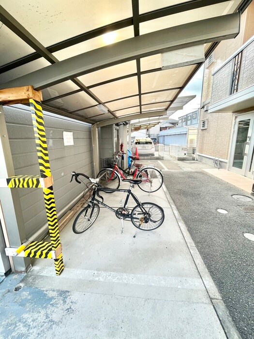 物件外観写真4　(駐輪場)