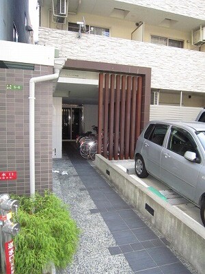 物件外観写真2　(エントランス部分)