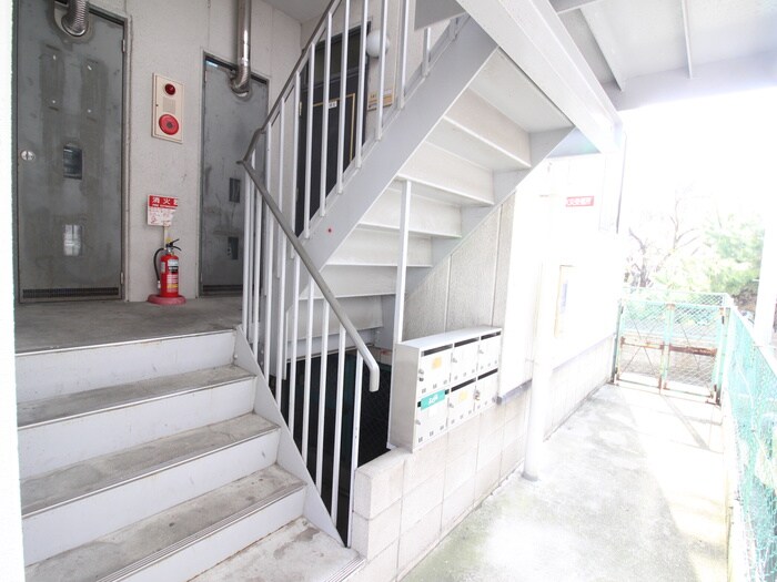 物件外観写真3　(エントランス部分)