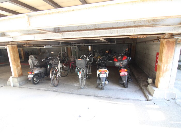物件外観写真4　(駐輪場)