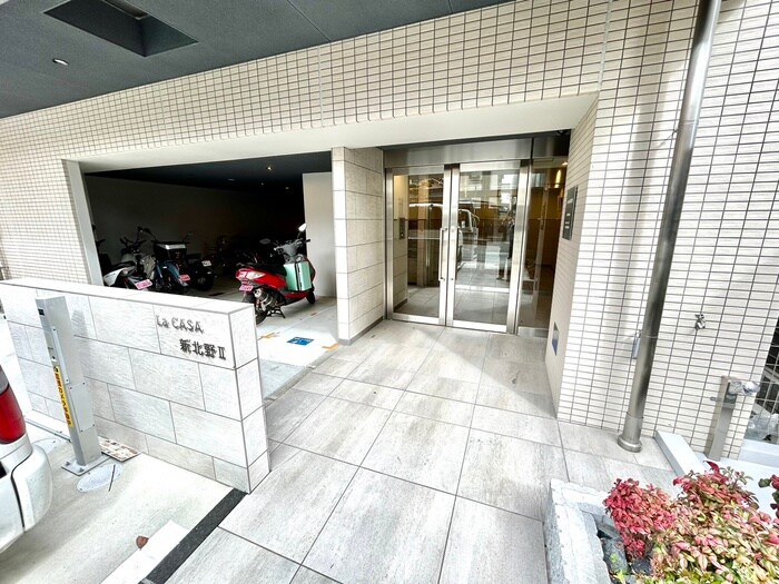 物件外観写真2　(エントランス部分)