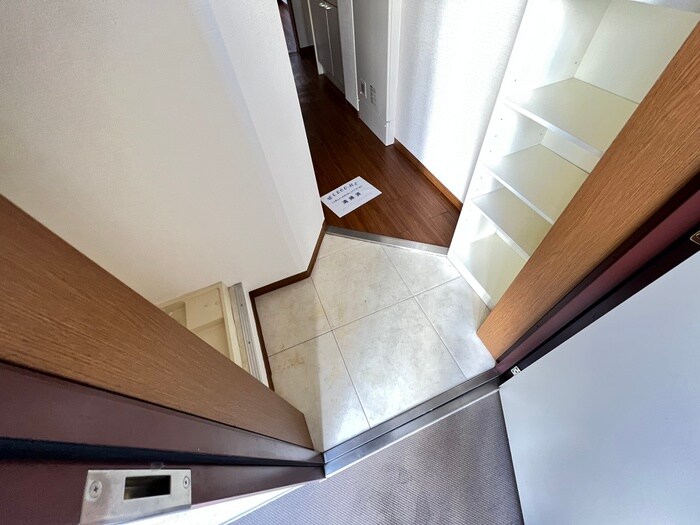 物件内観写真16　(玄関)
