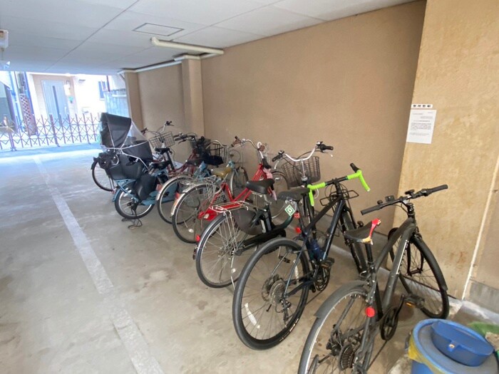 物件外観写真4　(駐輪場)