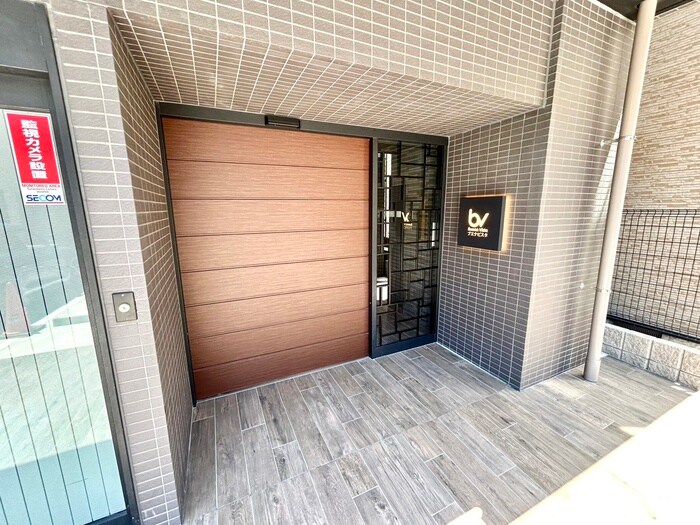 物件外観写真2　(エントランス部分)