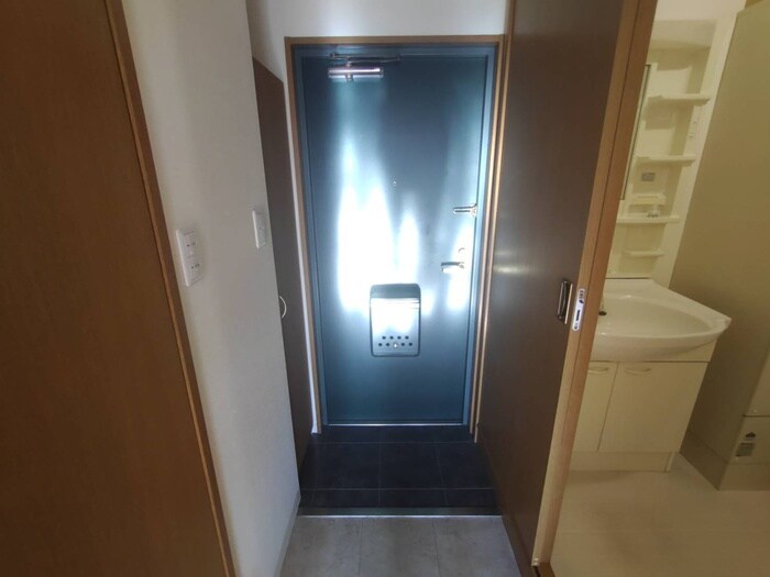 物件内観写真16　(玄関)