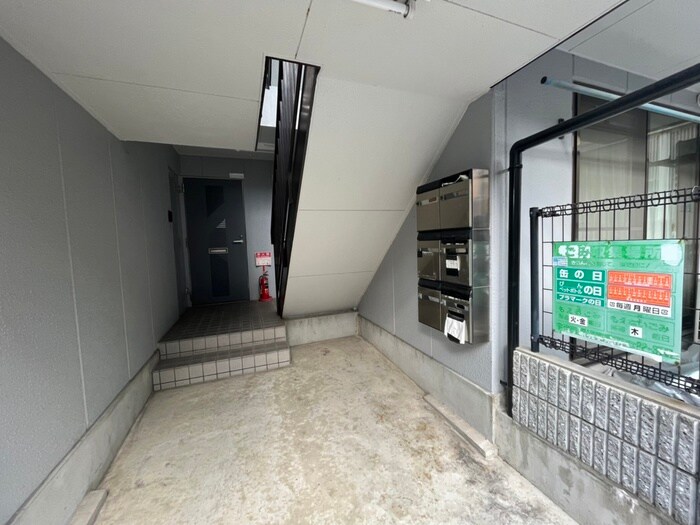 物件外観写真3　(エントランス部分)