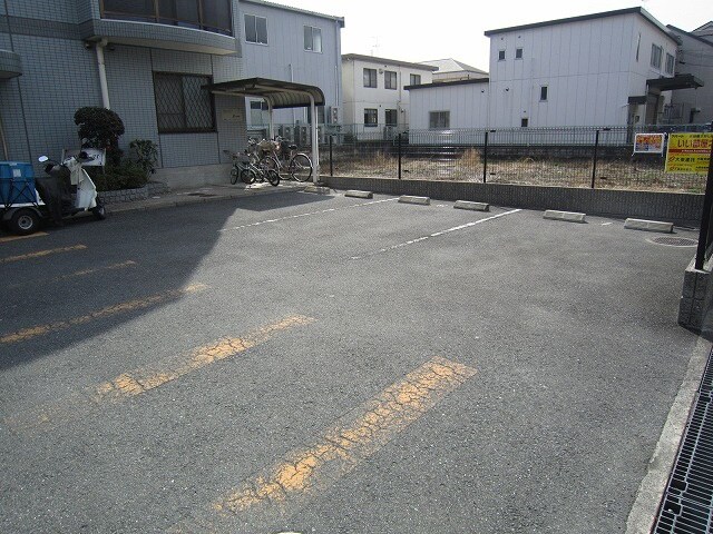 物件外観写真3　(駐車場)
