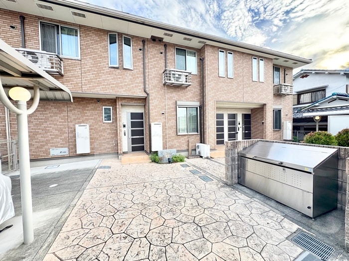 物件外観写真2　(エントランス部分)