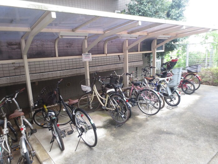 物件外観写真3　(駐輪場)