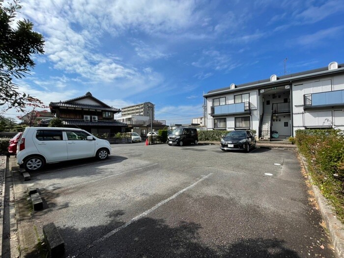 物件外観写真3　(駐車場)