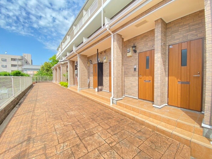 物件外観写真2　(エントランス部分)