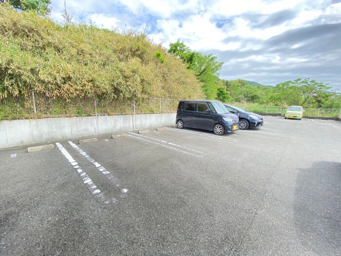 物件外観写真6　(駐車場)