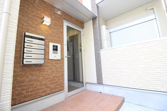 物件外観写真3　(エントランス部分)