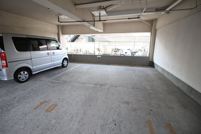 物件外観写真3　(駐車場)