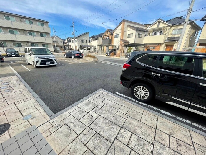 物件外観写真2　(駐車場)