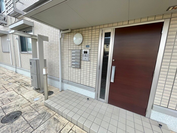 物件外観写真4　(エントランス部分)