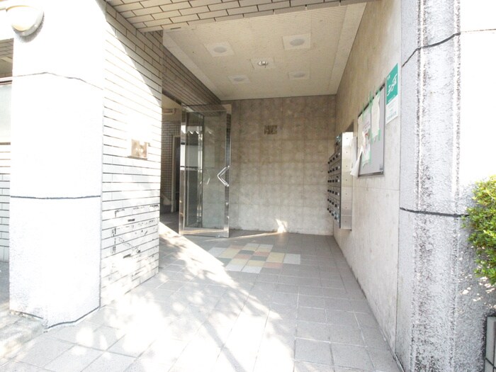 物件外観写真3　(エントランス部分)