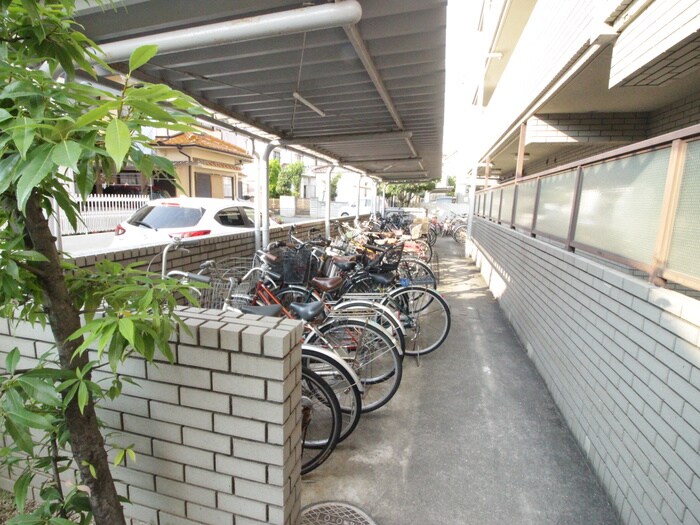 物件外観写真4　(駐輪場)