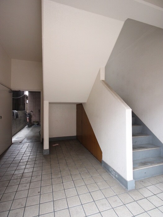 物件外観写真4　(エントランス部分)