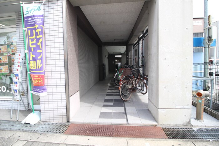 物件外観写真3　(エントランス部分)