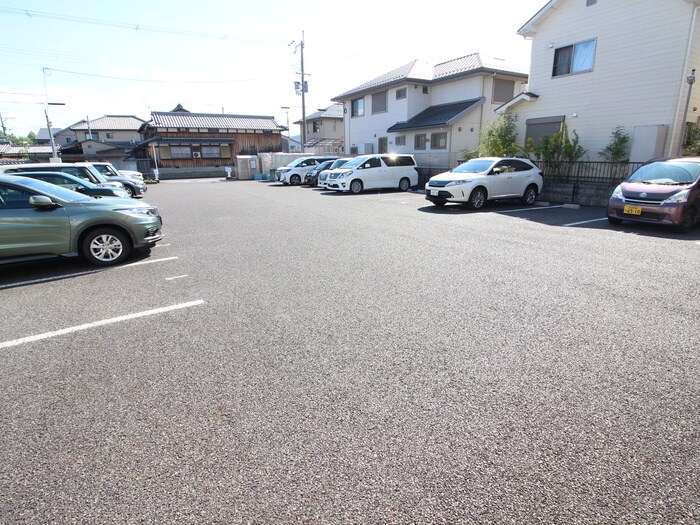 物件外観写真2　(駐車場)