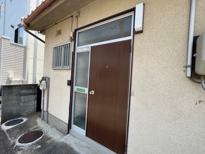 物件外観写真5　(エントランス部分)