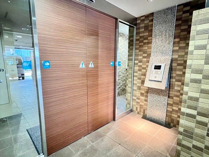 物件外観写真2　(エントランス部分)