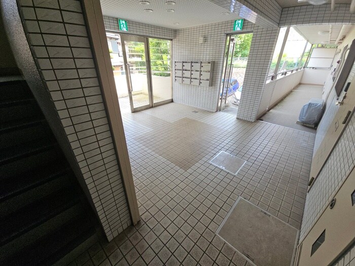 物件外観写真3　(エントランス部分)