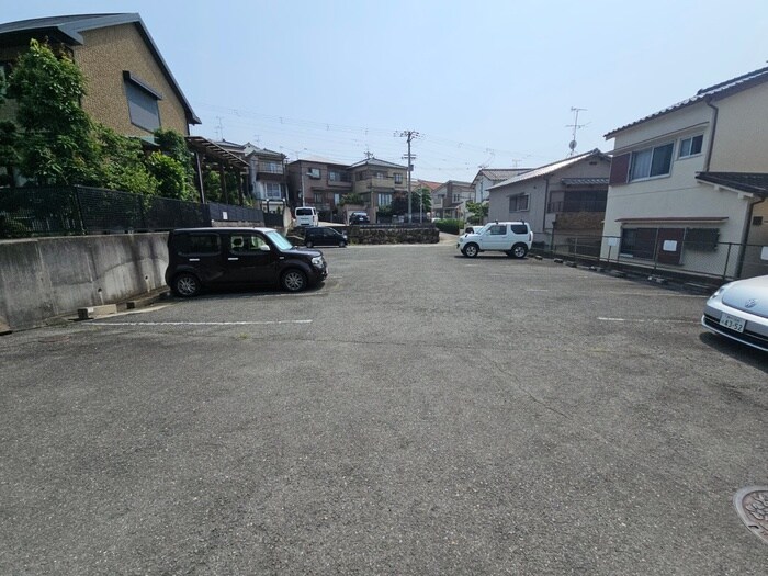 物件外観写真5　(駐車場)