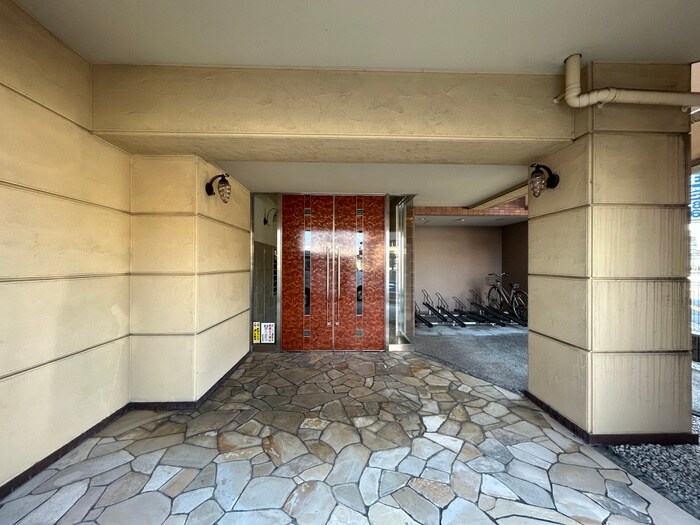 物件外観写真3　(エントランス部分)