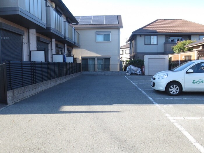 物件外観写真2　(駐車場)