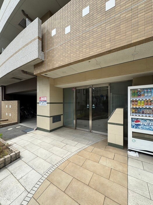 物件外観写真2　(エントランス部分)