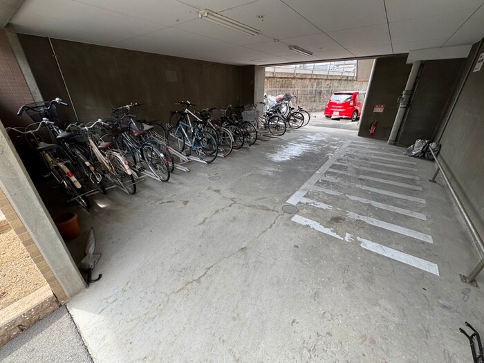 物件外観写真4　(駐輪場)