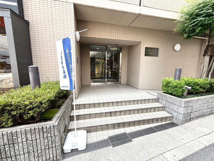 物件外観写真2　(エントランス部分)