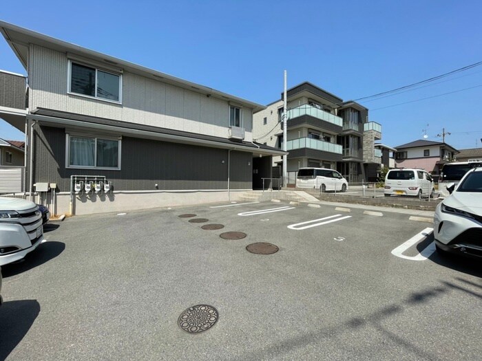 物件外観写真5　(駐車場)